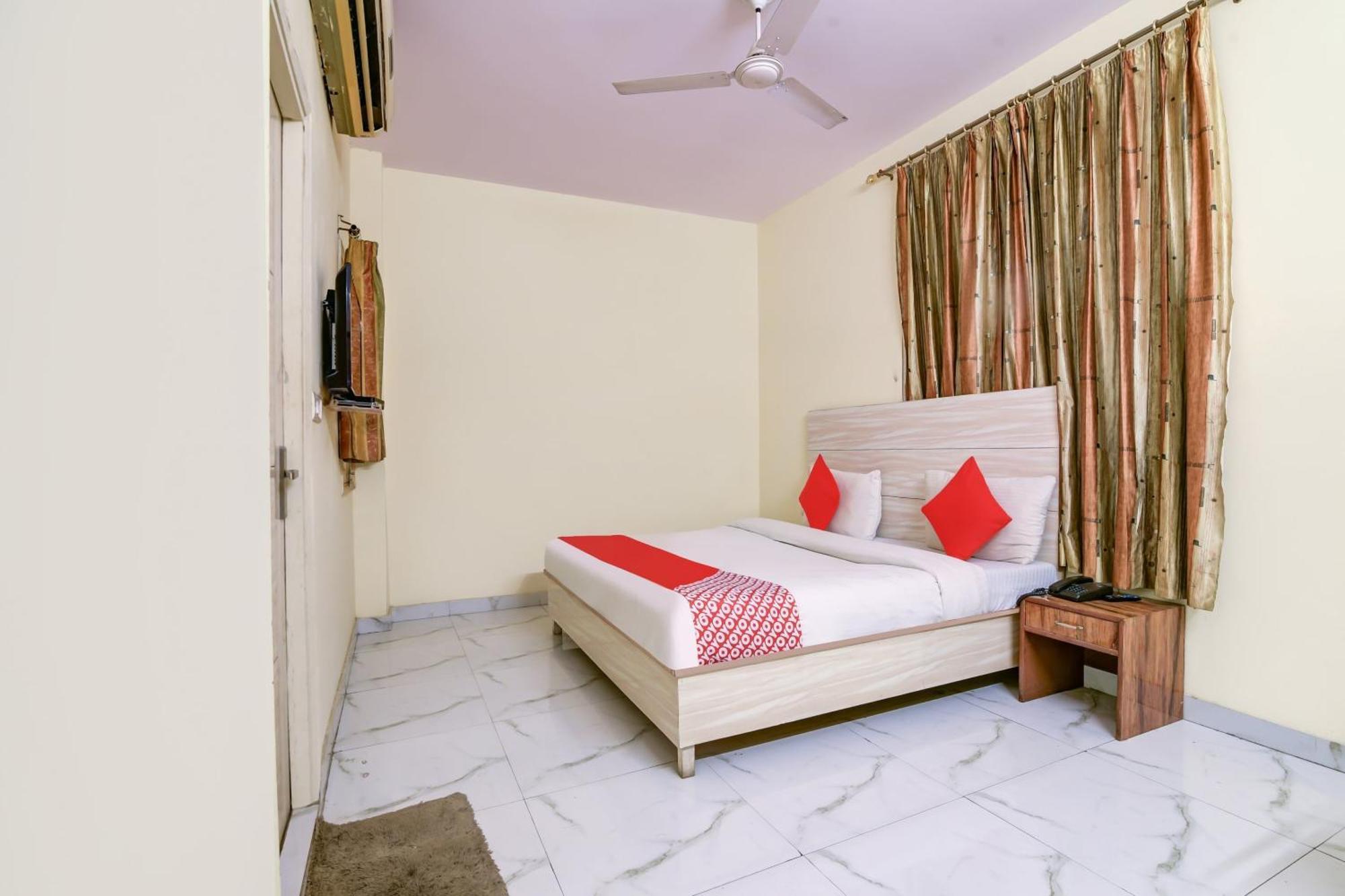 Hotel O 74192 Vishwakarma Palace Deli Exterior foto