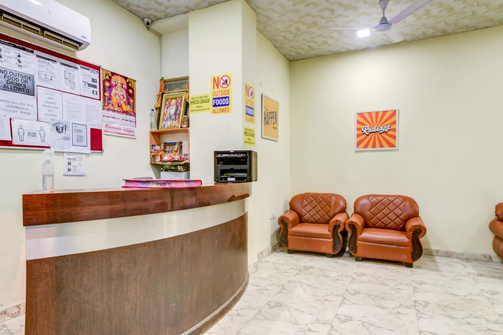 Hotel O 74192 Vishwakarma Palace Deli Exterior foto