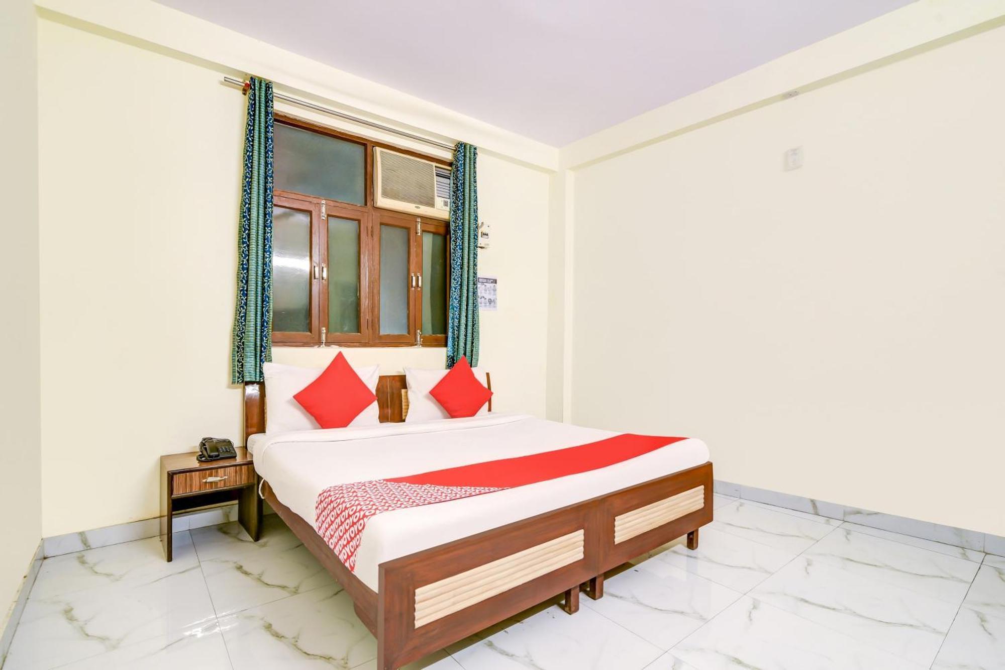 Hotel O 74192 Vishwakarma Palace Deli Exterior foto