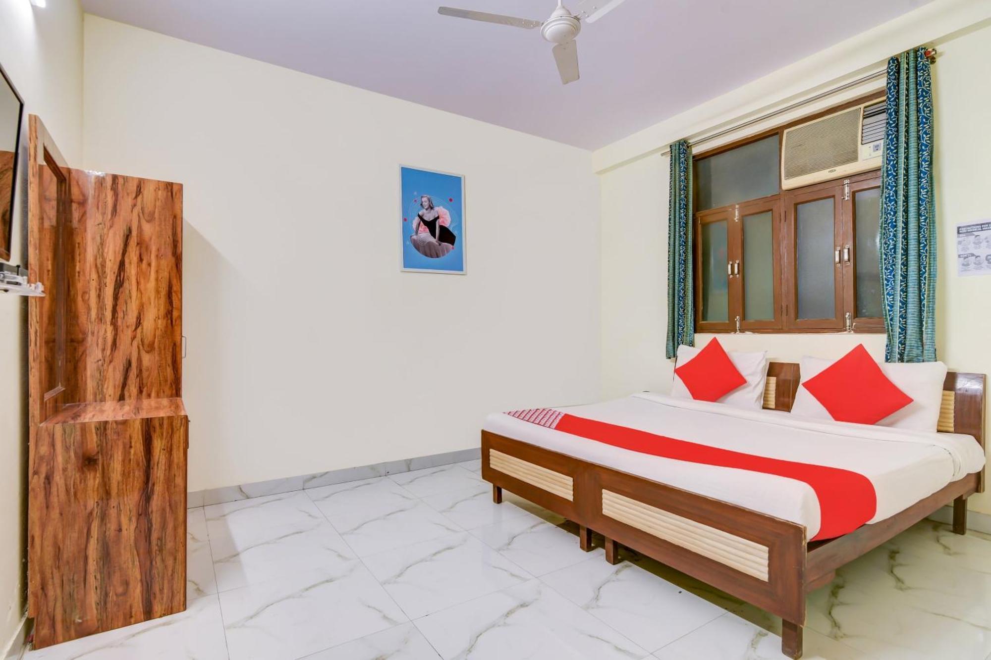 Hotel O 74192 Vishwakarma Palace Deli Exterior foto