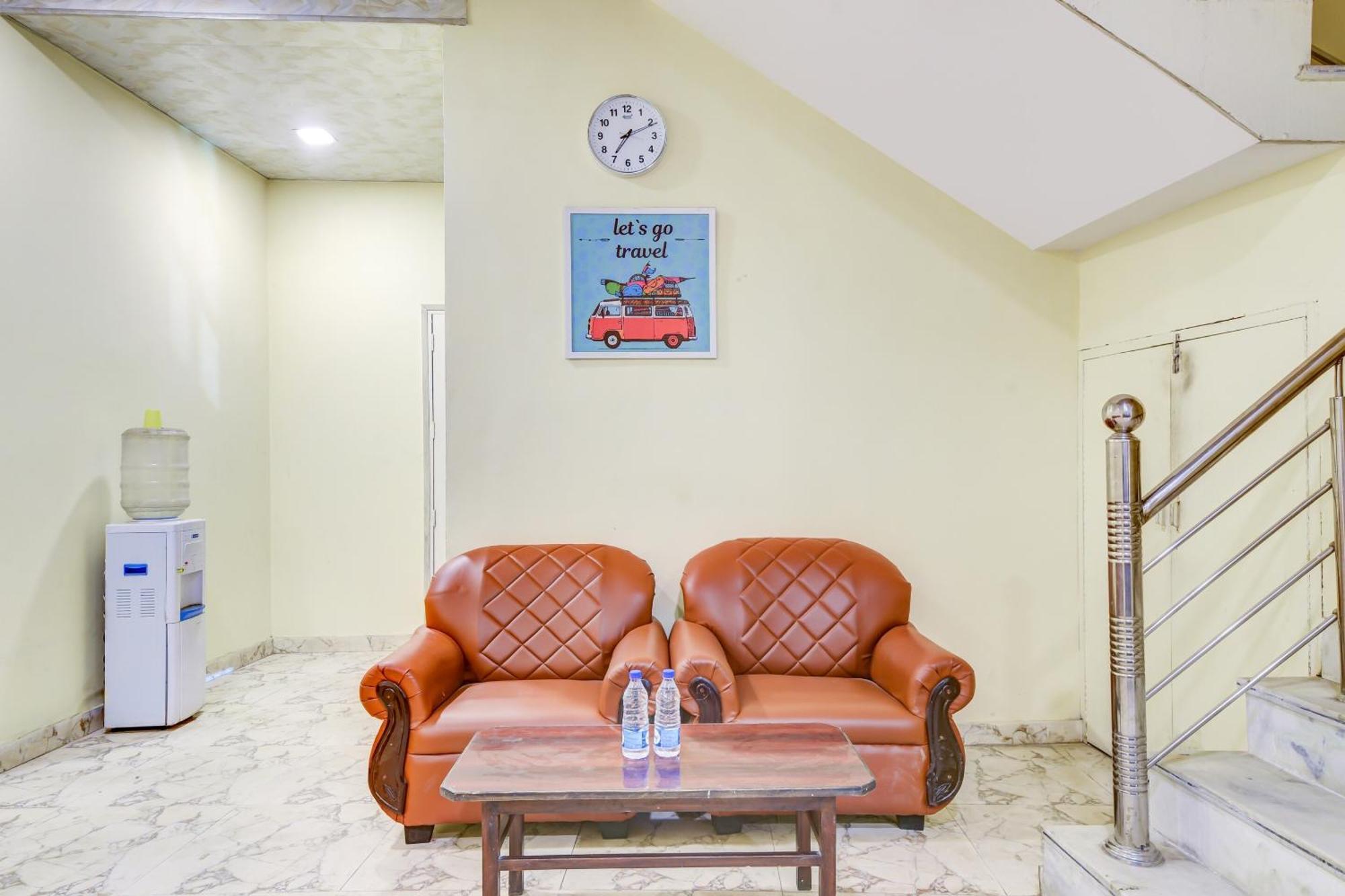 Hotel O 74192 Vishwakarma Palace Deli Exterior foto